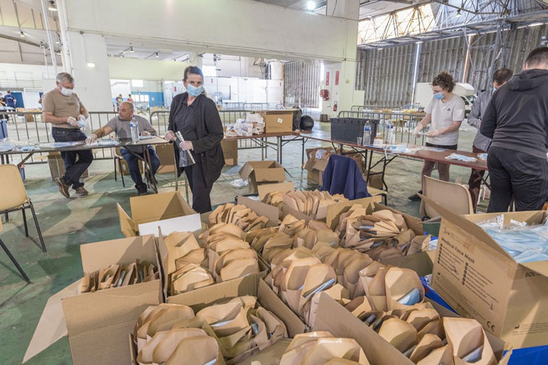 Distribution de masques aux Fréjusiens