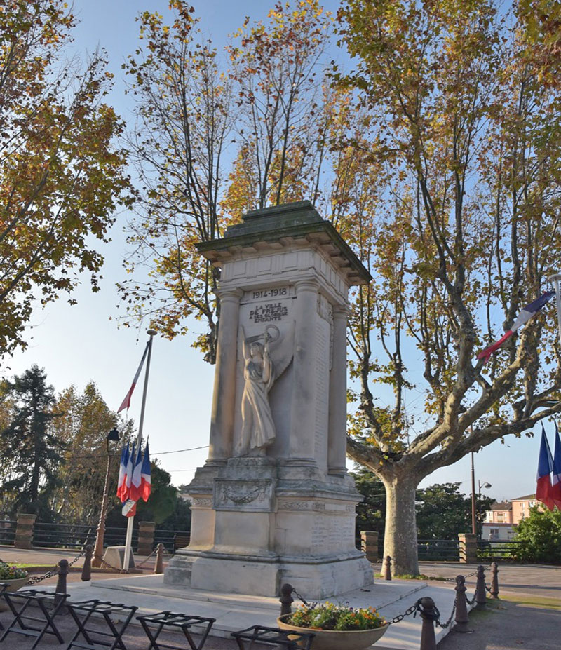 Commémoration du 102e anniversaire de l’Armistice du 11-Novembre 1918 : hommage aux “poilus“ tombés pour la France