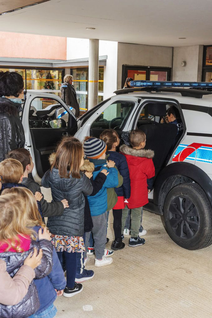 La police présentée de manière ludique pour les maternelles