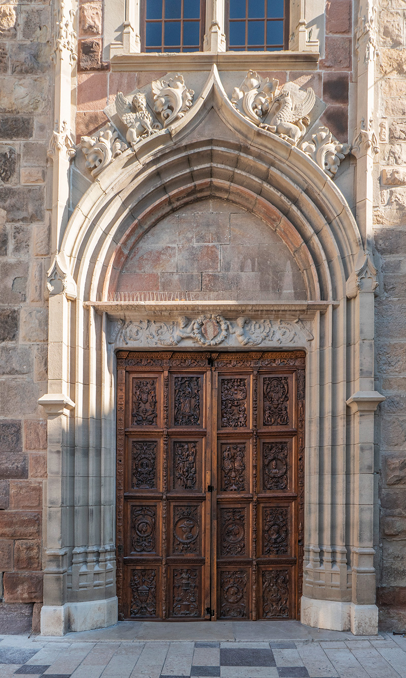 Remise en place de la porte de la Cathédrale 