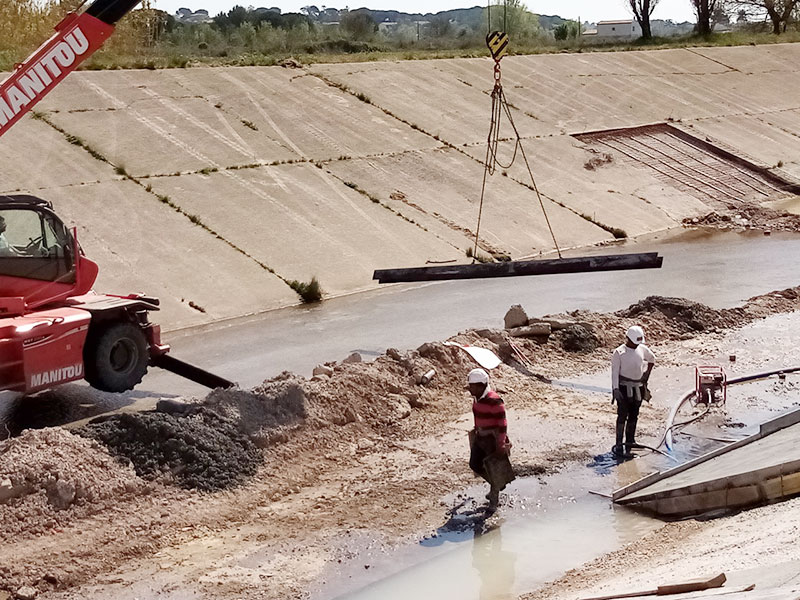 Confortement des digues du Reyran : les travaux se poursuivent