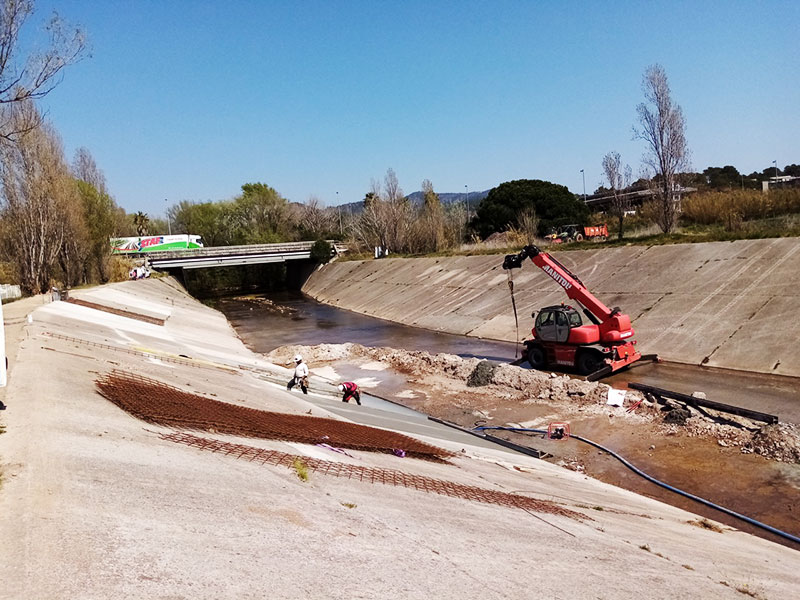 Confortement des digues du Reyran : les travaux se poursuivent