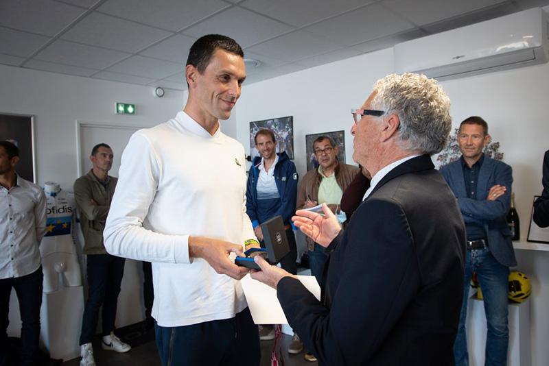 David Rachline remet la médaille de la ville à Alexis Hanquinquant, champion olympique de paratriathlon à Tokyo