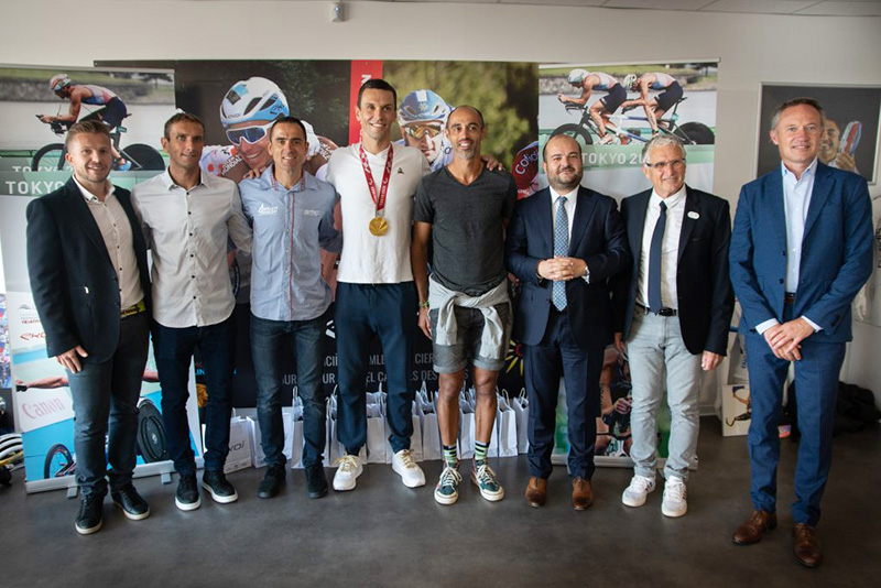 David Rachline remet la médaille de la ville à Alexis Hanquinquant, champion olympique de paratriathlon à Tokyo