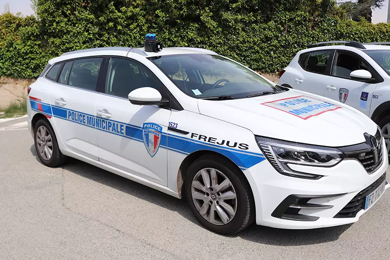 La police municipale dotée de véhicules rapides et de caméras mobiles
