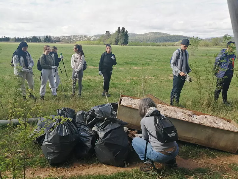 20 jeunes de la Bourse aux Permis au chantier participatif des étangs de Villepey