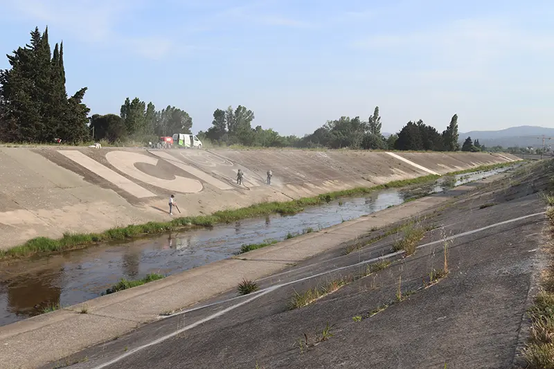 Un Clean-Tag géant sur les berges du Reyran