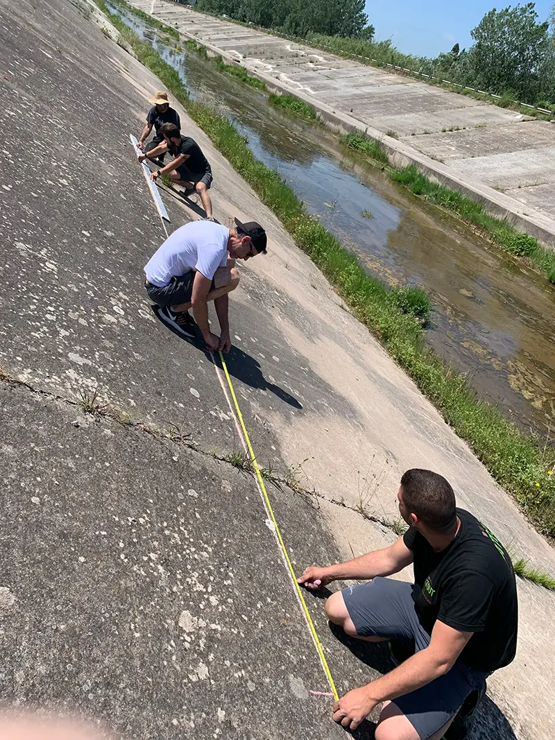 Un Clean-Tag géant sur les berges du Reyran