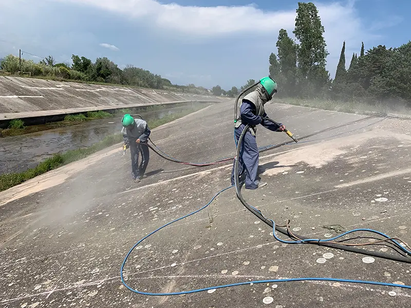 Un Clean-Tag géant sur les berges du Reyran