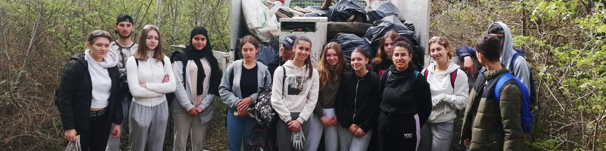 Image d'illustration : 20 jeunes de la Bourse aux Permis au chantier participatif des étangs de Villepey
