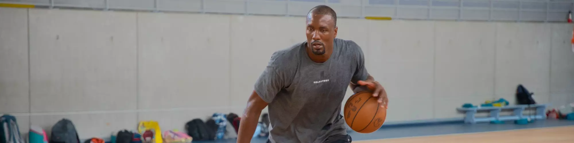 Image d'illustration : Le champion de basket « NBA », Serge Ibaka, sur les terrains de Fréjus