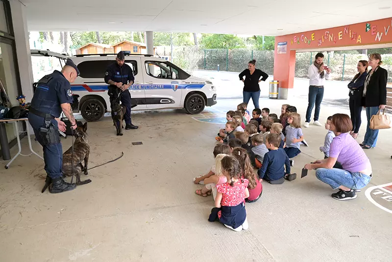 Découverte du métier de policer par les petits Fréjusiens