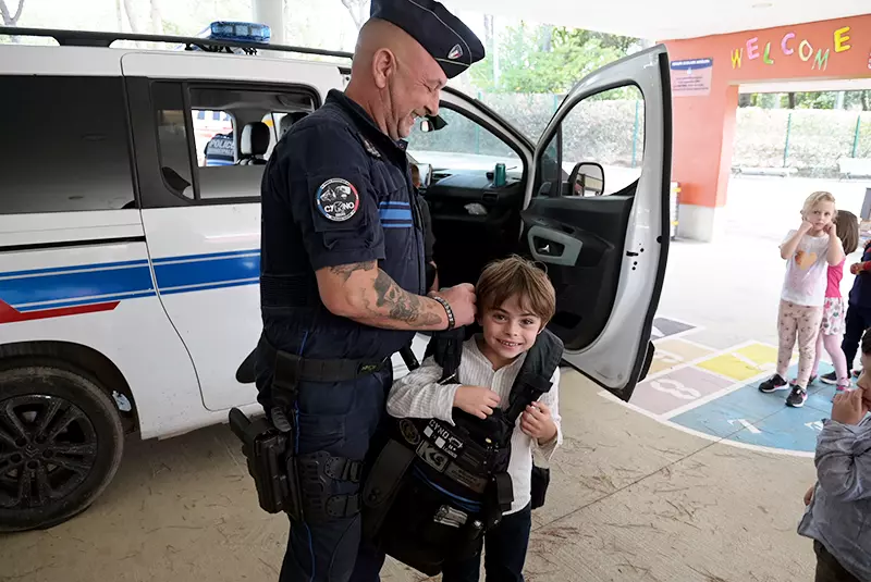 Découverte du métier de policer par les petits Fréjusiens