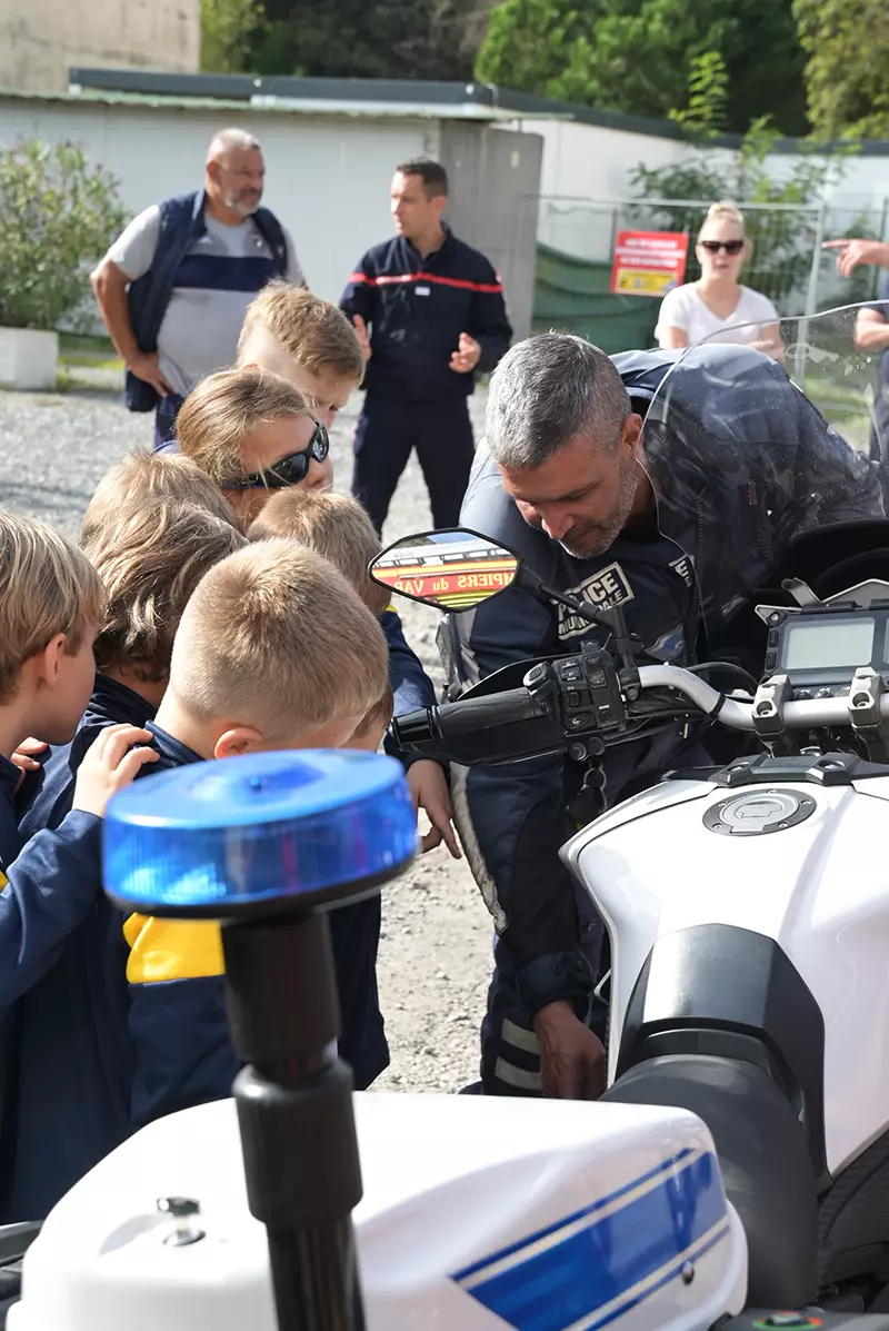 Découverte du métier de policier pour les enfants du CARF Rugby Fréjus – Saint-Raphaël