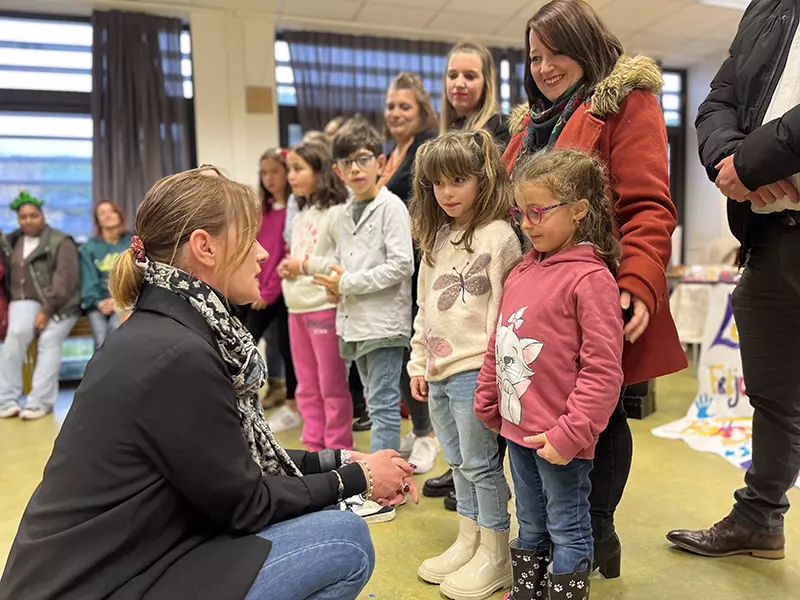 Des cadeaux de Noël aux sans-abris offerts par les élèves de la Ville 