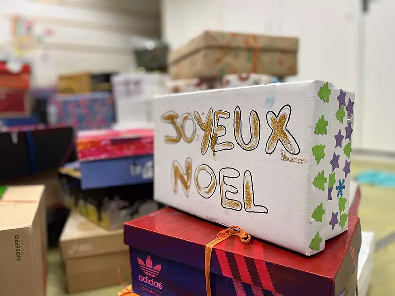 Des cadeaux de Noël aux sans-abris offerts par les élèves de la Ville 