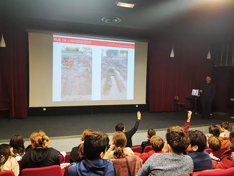 Le métier d'archéologue présenté au collège Villeneuve