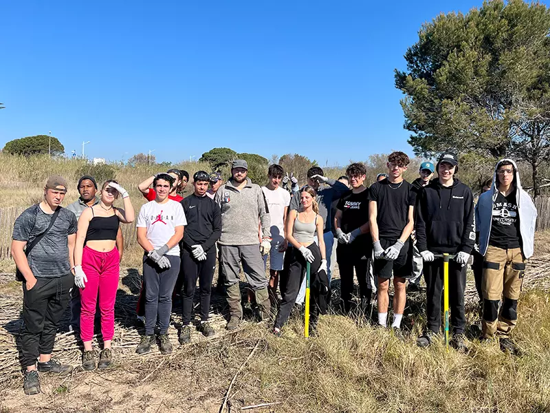 20 jeunes Fréjusiens participent aux chantiers de la « Bourse aux permis » aux étangs de Villepey !