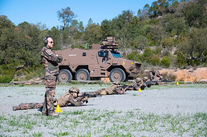 Les élus des villes de Fréjus et de Saint-Raphaël étaient au 21ème RIMa pour une visite approfondie aux côtés du Chef de corps du Régiment, le colonel Aurélien Moy.