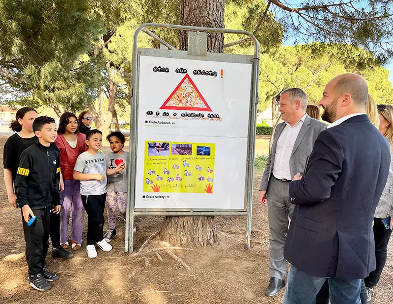 Le Maire et les élèves inaugurent l’exposition Eco’liés pour la Nature !