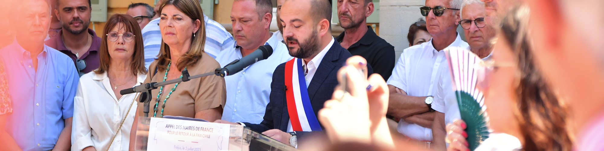 Image d'illustration : Les Fréjusiens se rassemblent autour du Maire de Fréjus, David Rachline, pour un appel au calme et au retour de la paix civile ! (MAJ : Vidéo)