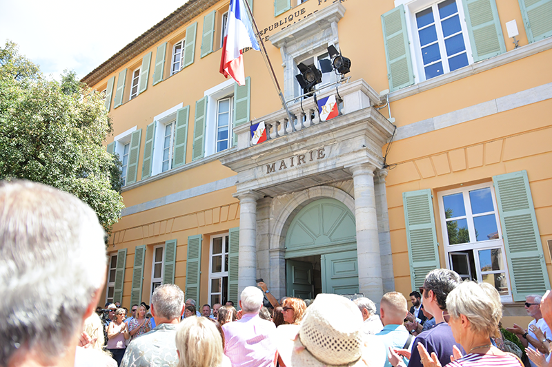 Les Fréjusiens se rassemblent autour du Maire de Fréjus, David Rachline, pour un appel au calme et au retour de la paix civile !