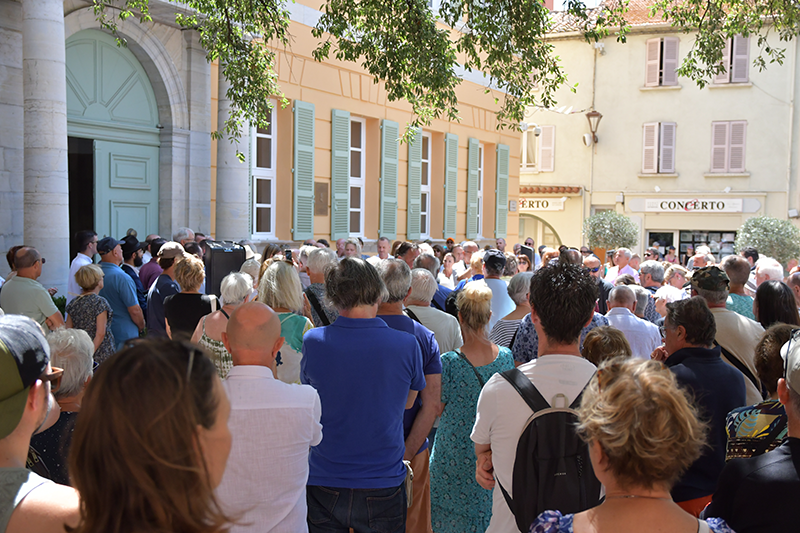 Les Fréjusiens se rassemblent autour du Maire de Fréjus, David Rachline, pour un appel au calme et au retour de la paix civile !