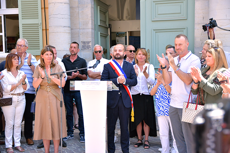 Les Fréjusiens se rassemblent autour du Maire de Fréjus, David Rachline, pour un appel au calme et au retour de la paix civile !