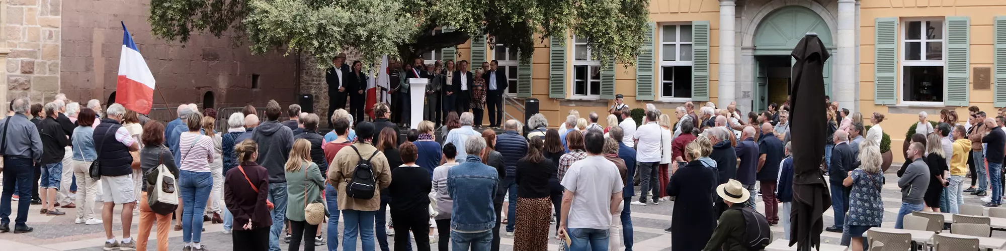 Image d'illustration : Les Fréjusiens rassemblés autour du Maire, David Rachline, pour rendre hommage aux victimes du terrorisme