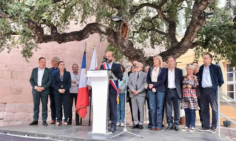 Les Fréjusiens rassemblés autour du Maire, David Rachline, pour rendre hommage aux victimes du terrorisme