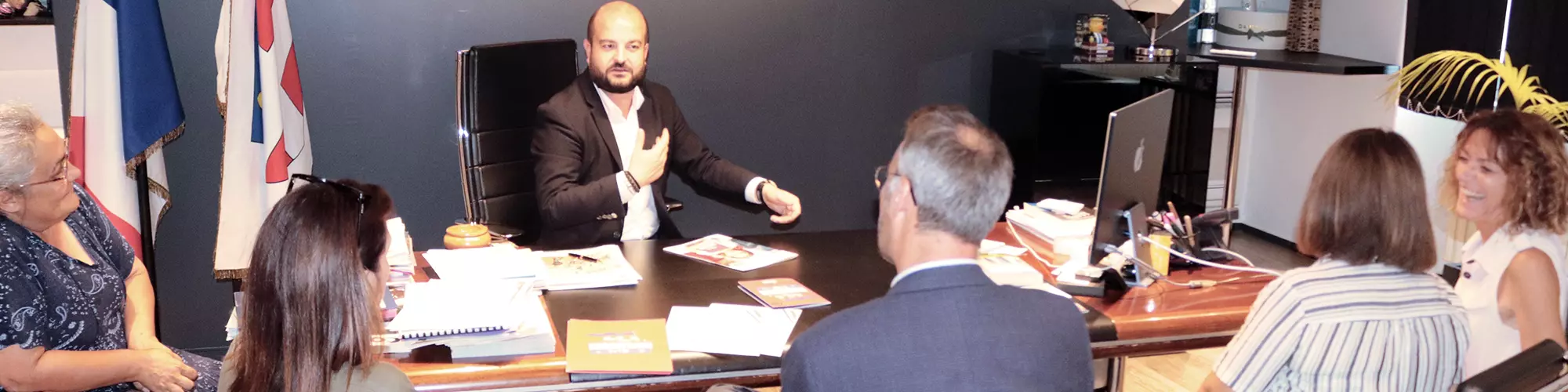 Image d'illustration : Le maire signe la Charte du Passeport du Civisme
