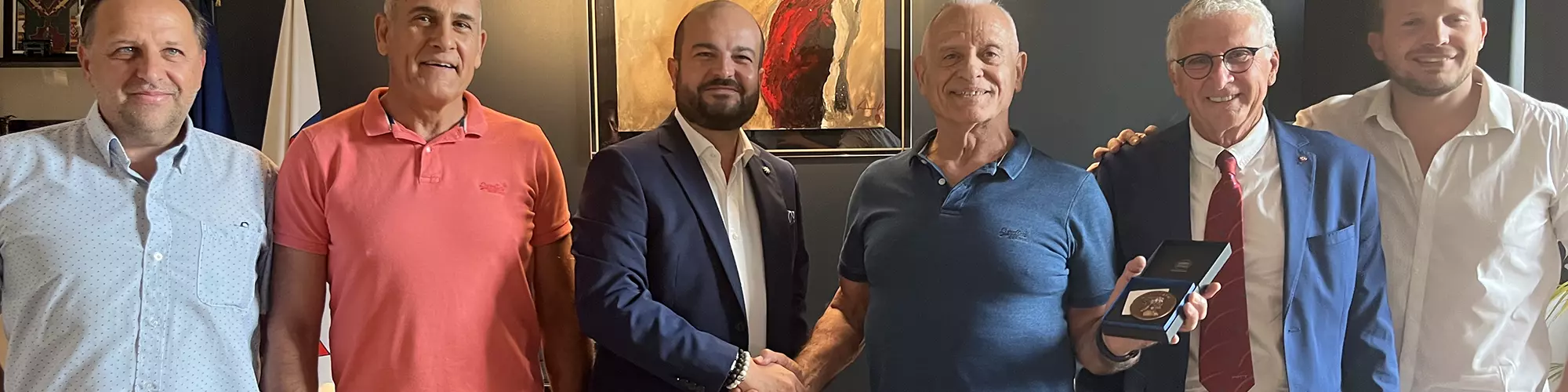 Image d'illustration : Le Maire décore Jean-Pierre Lavorato de la Médaille de la Ville