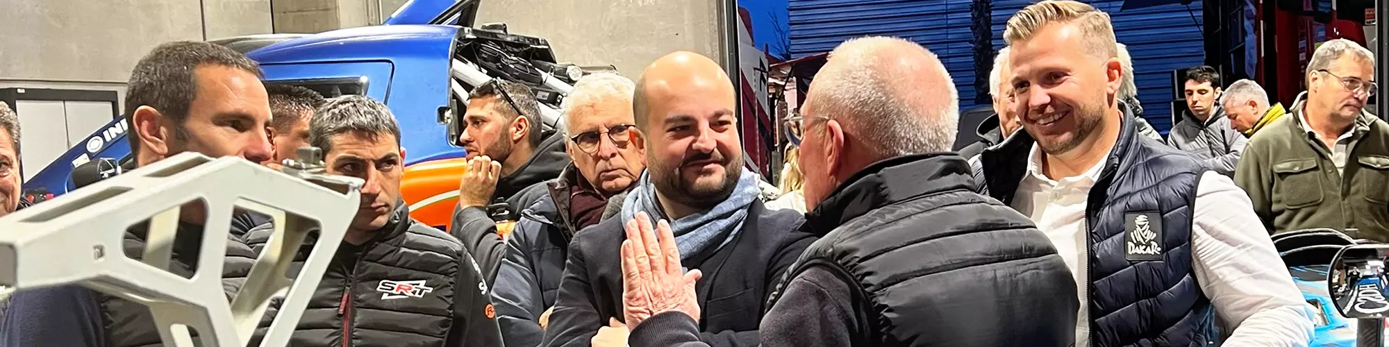 Image d'illustration : Le Maire aux côtés des pilotes qui participeront au Dakar 2024 !