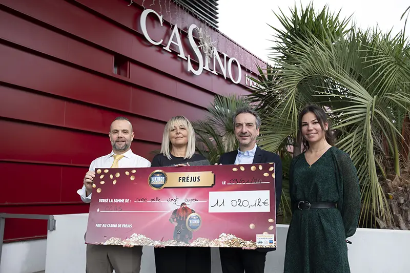 Le CCAS reçoit un don du Casino de jeux de Fréjus
