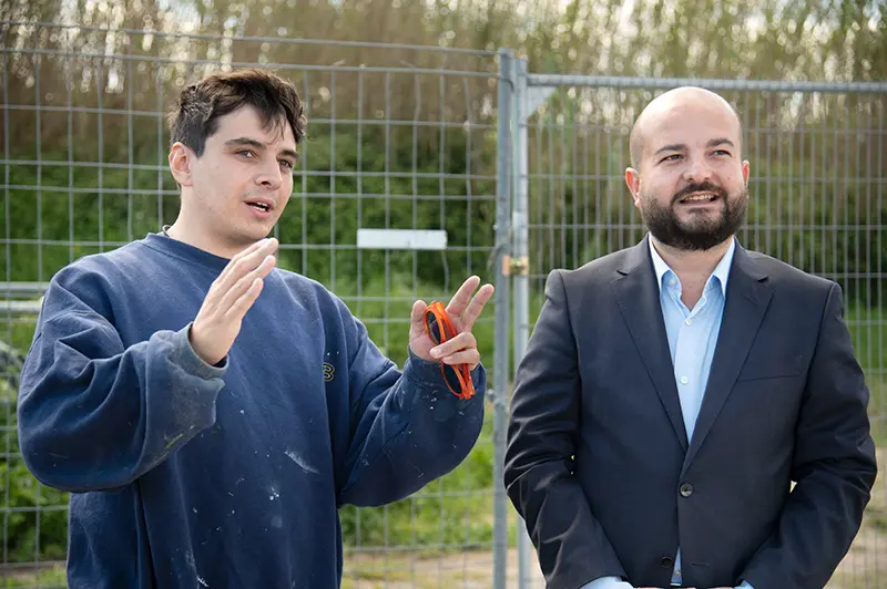 Derniers coups de peinture sur la fresque de la Base nature