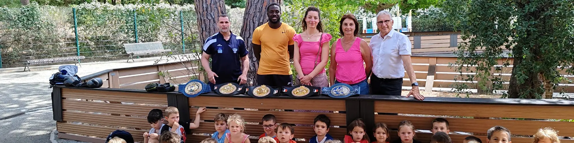 Image d'illustration : Gus Tamba à la rencontre des enfants du groupe Aurélien