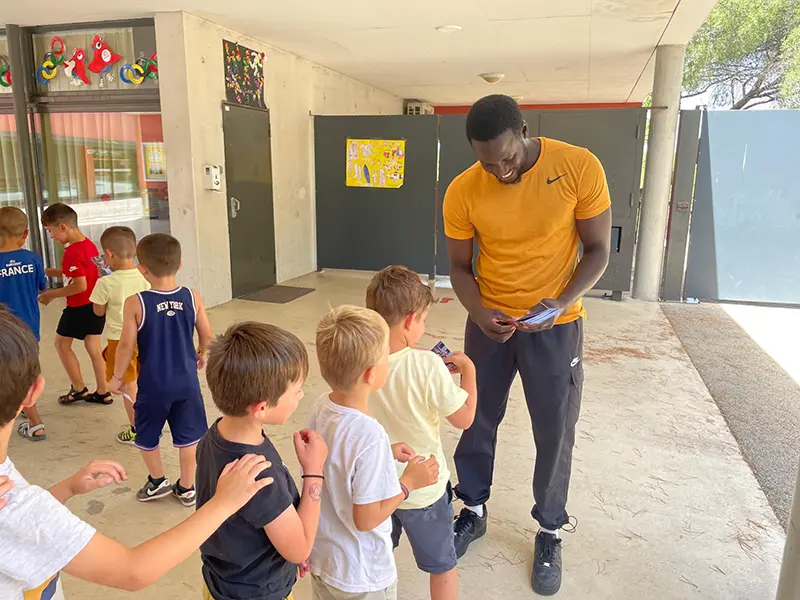 Gus Tamba à la rencontre des enfants du groupe Aurélien