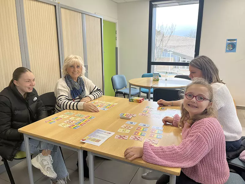 Parents et enfants jouant aux jeux de société