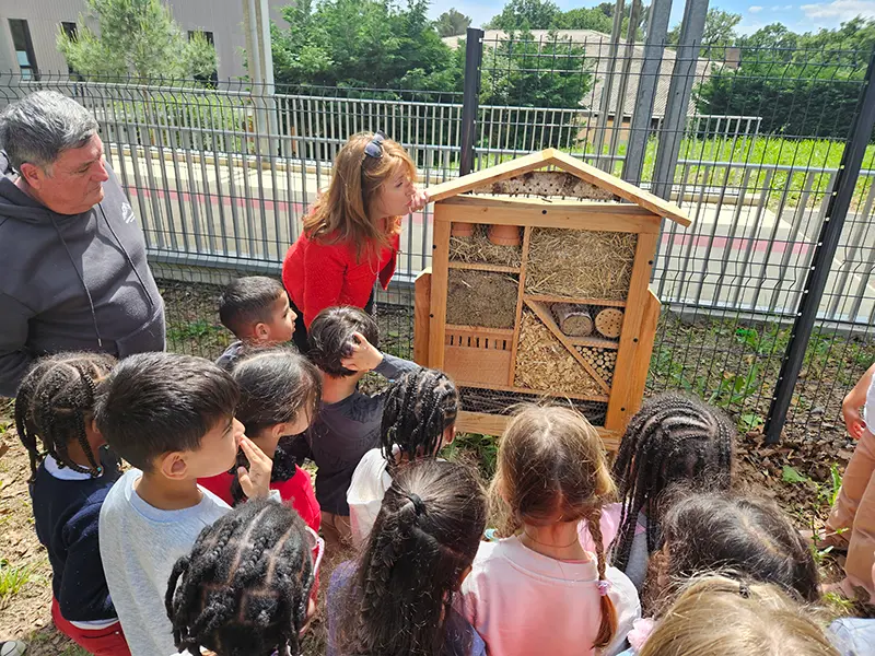 « hôtels à insectes » géants présentés par Ariane Karbowski, adjointe déléguée à l’Écologie citoyenne, aux enfants