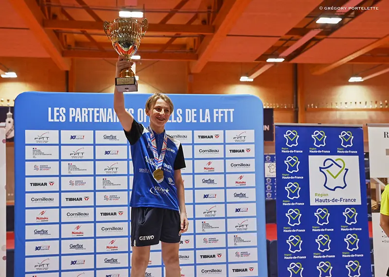 Tim Escudier brandissant la coupe