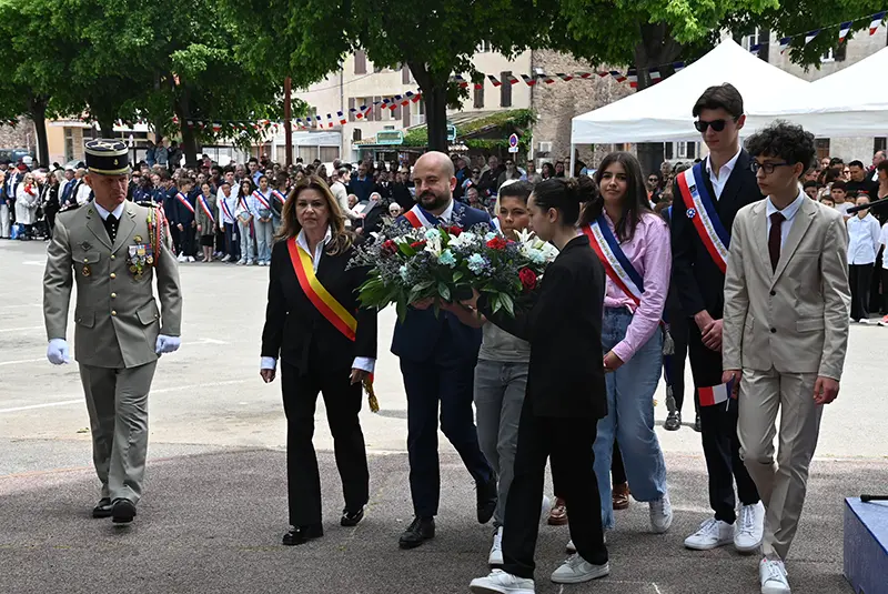 Dépôt de gerbes et le salut aux porte-drapeaux