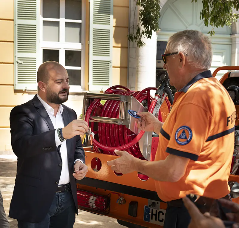 Le maire de Fréjus remet les clés du nouveau véhicule 4x4 porteur d’eau de 450 litres