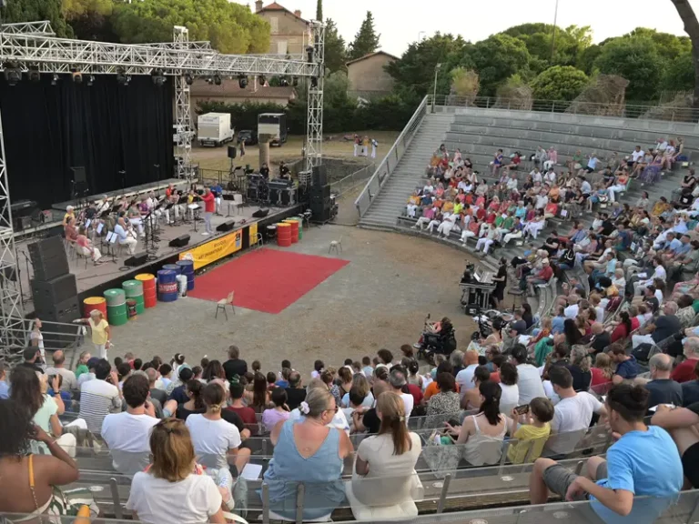 Les différents ensembles sur scène