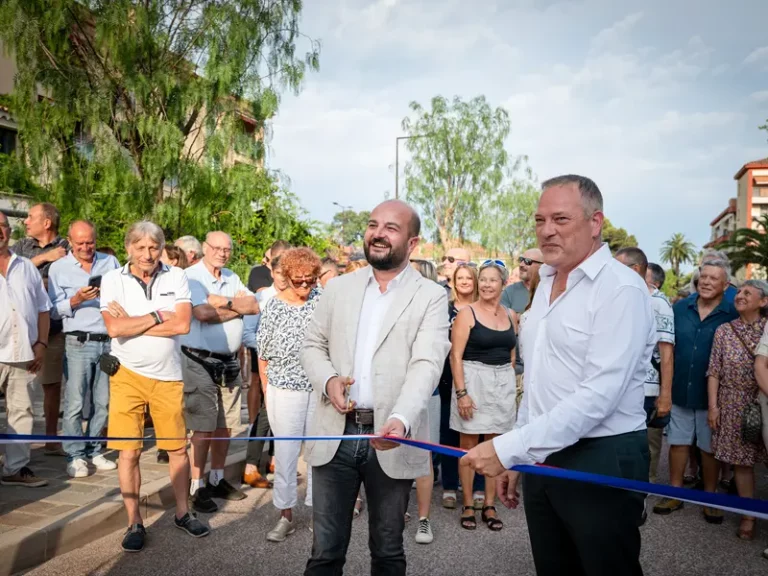 Le maire de Fréjus, David Rachline, et Gilles Longo coupent le ruban pour inaugurer le nouveau rond point