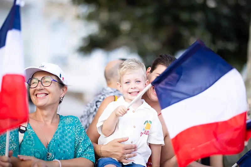 Sur le bord de mer, de nombreux spectateurs ont assisté au défilé