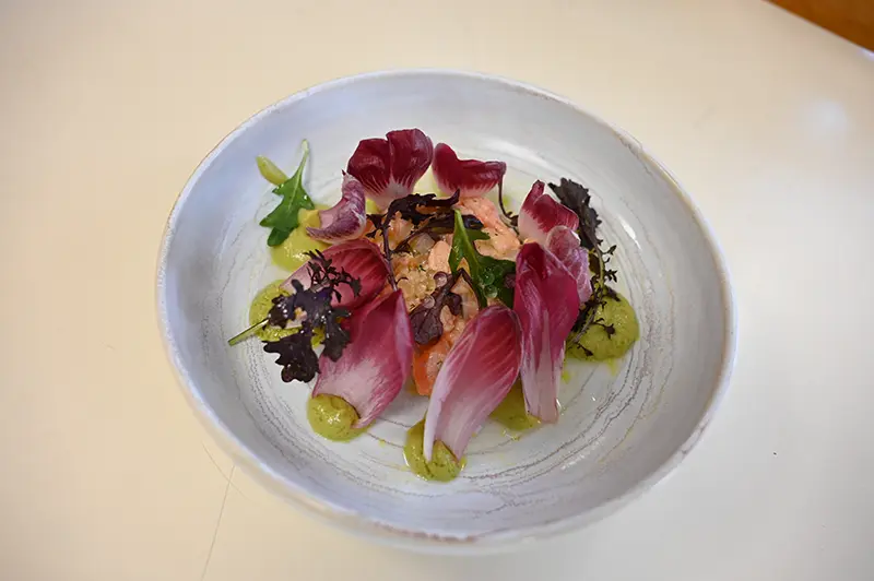 Tartare de saumon au crémeux d’avocat et ses perles de yuzu