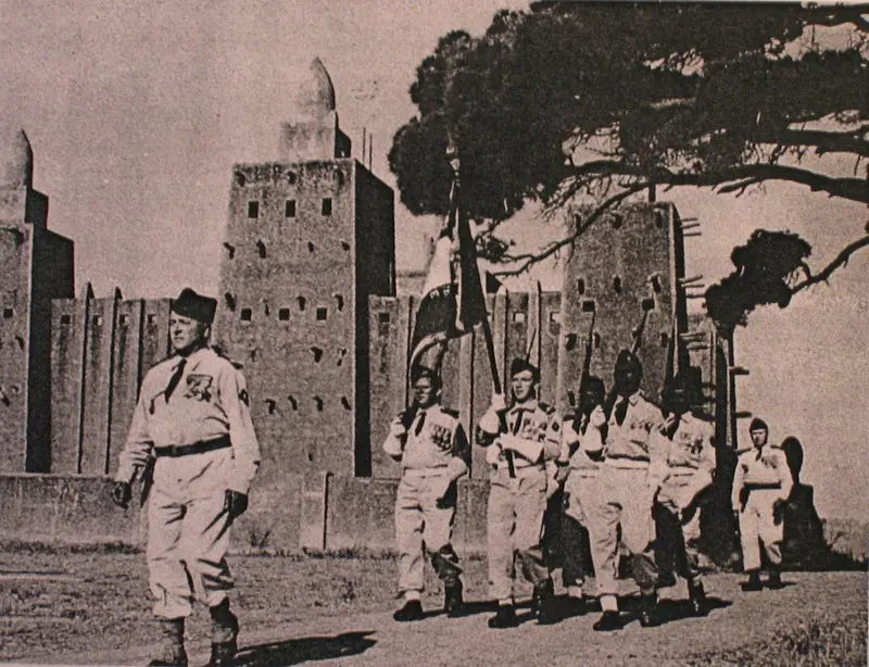 Les tirailleurs sngalais dfilent devant la mosque.