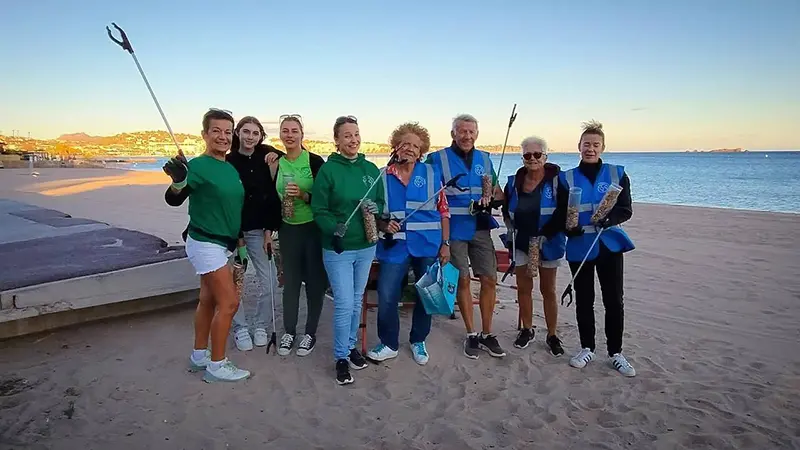 les bénévoles sur la plage