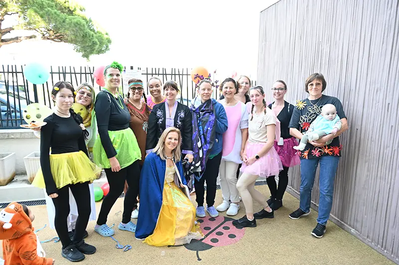 Photo de groupe des adultes déguisés