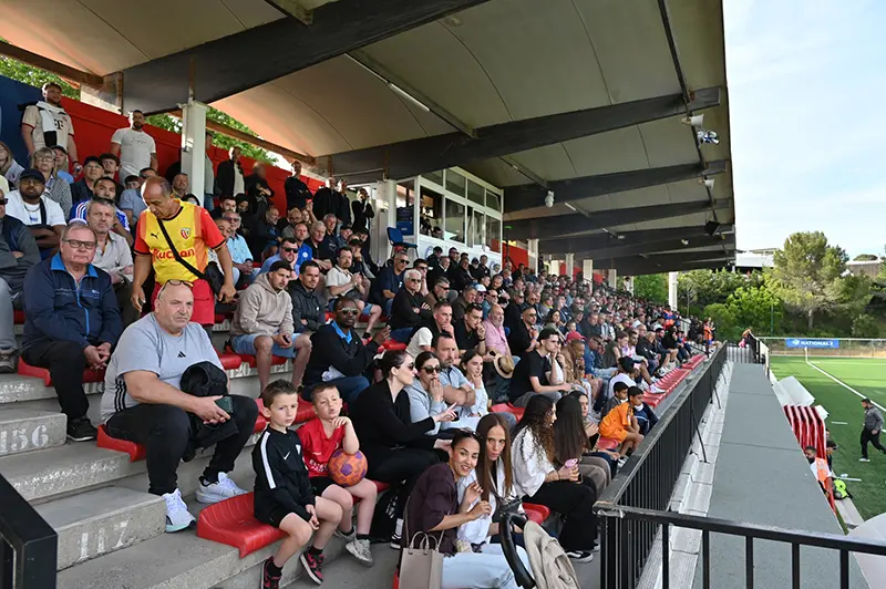 Le public dans les tribunes